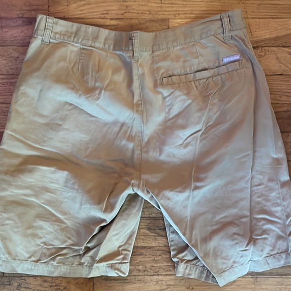 Columbia Khaki Shortd - Picture 3 of 4